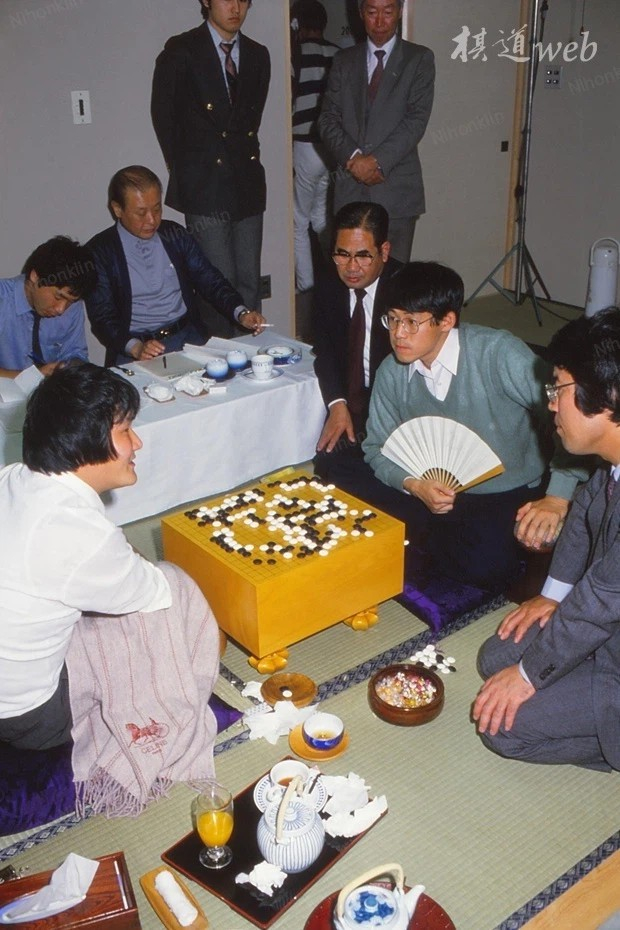 九游娱乐app-小林光一厚积薄发，登上名人位——日本围棋百大奠基人077|赵治勋|坂田荣男|加藤正夫|黑棋|头衔_新浪体育_新浪新闻